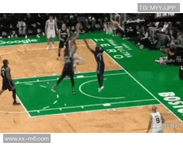 杰伦布朗上半场状态回暖8投4中贡献13分4篮板4助攻表现全面