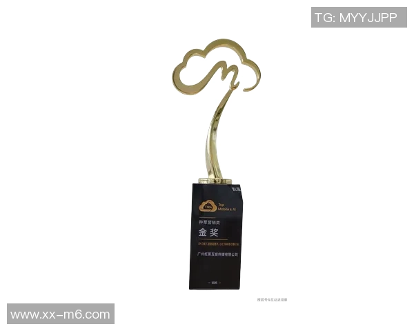 谢尔基分享全场最佳奖杯照片庆祝2025年完美收官时刻